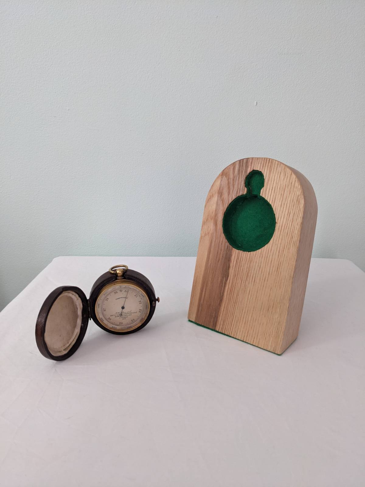 Altimeter Stand