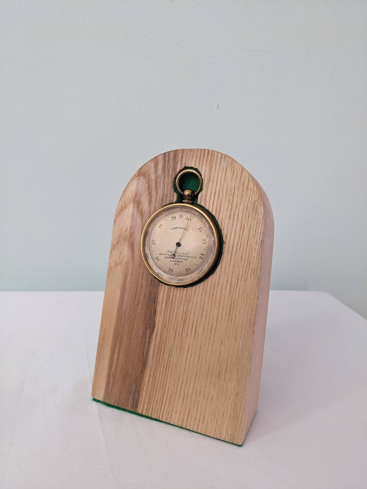 Altimeter Stand