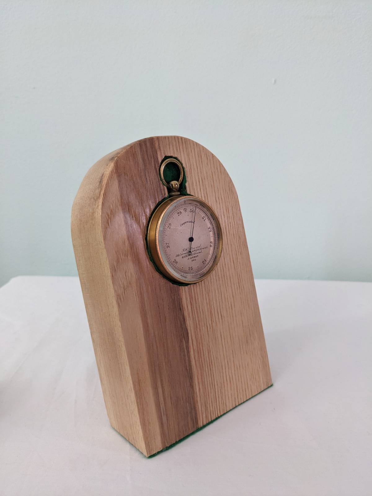 Altimeter Stand